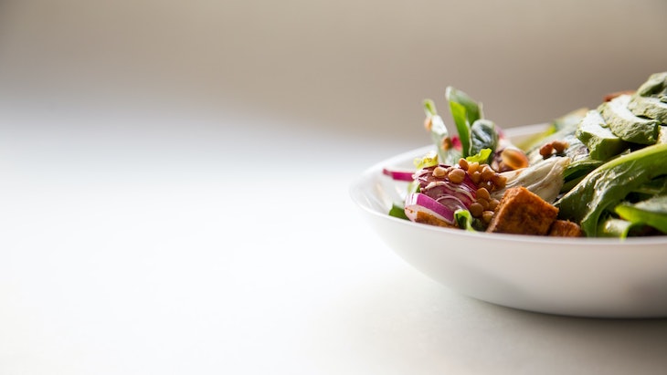 Ein Teller mit Salat: Veganismus rettet das Klima nicht